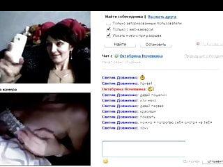 Schlanke Brünette chattet mit ihrem neuen Freund