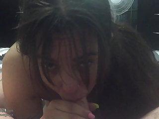 Heisse Frau bläst zwei Schwänze gleichzeitig