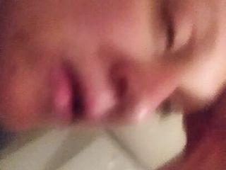 Milf betrügt ihren Mann mit einem jungen Kerl