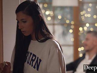 Die grossärschige Gianna Dior hat spass mit einem Schwanz