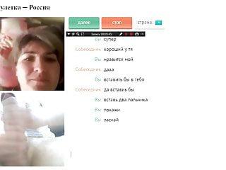 Reife Frau massiert jungen Russen Schwanz