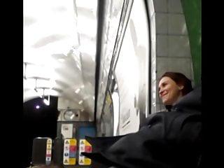 Studentinnen lassen im Zug die Sau raus