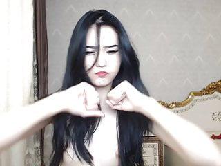 Hübsche Asiatin masturbiert bis sie kommt