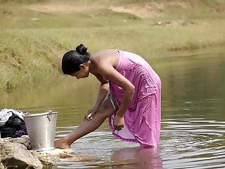 Indisches Mädchen macht es sich unter der Dusche