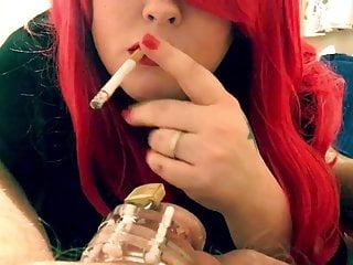 Herrin wichst den Schwanz ihres Mannes und er leckt das Sperma aus der Fotze