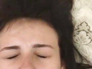 Seine hübsche Freundin wird zuhause gefickt