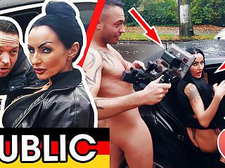 Die tätowierte Lady Jaqueline X lässt sich im Auto den dunkelhäutigen Arsch ficken