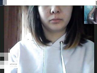 Schlanke Brünette masturbiert vor der Kamera