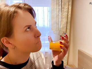 Spermasüchtiges russisches Teen Girl schluckt das Sperma ihres Stiefbruders