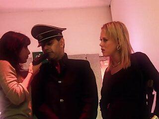 Schwanzhungrige Schlampen werden von einem Kerl gefickt