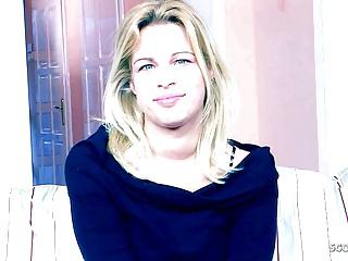 18 jährige Brünette bei einem Dreier mmf in den Arsch gefickt