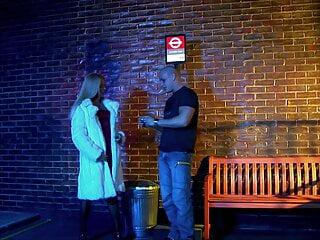 Schwarzhaarige Milf genießt den dicken Schwanz in ihrer engen Fotze