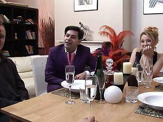 Schmutzige Milf wird im Bett anal gefickt