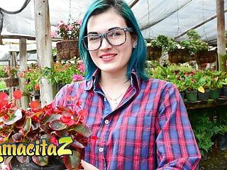 Teen mit Knackarsch reitet wie ein Profi