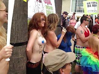 Oben ohne an den prächtigen Ärschen