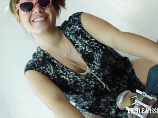 Ehemann schaut seiner Frau beim ficken zu