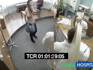 Verheiratete Frau wird von ihrem Arzt tief behandelt