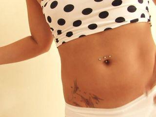 Brünette schiebt sich einen Riesendildo in die Pussy