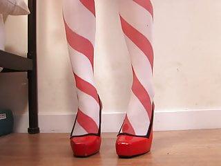 Heisse Brünette besorgt es sich mit einem Dildo