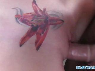 Dunkelhaarige Schönheit lässt sich auf der motorhaube knallen