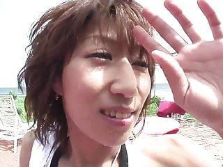 Randy Brünette lutscht Schwanz am Strand