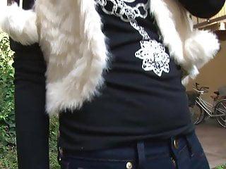 Junge kleine Brünette in den Mund gespritzt