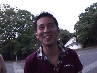 Geiler Kerl bekommt von einer Asiatin im Freien einen geblasen - Outdoor Blowjob