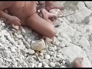 Mann teilt seine Frau mit einem Fremden am Strand