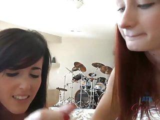 Zwei schöne Frauen und ein geiler Schwanz