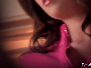 Taylor spielt mit ihrer rosa Fotze