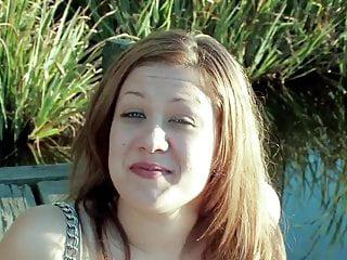 Junges Pärchen hat Sex auf dem sofa