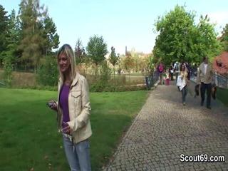 Junge Tschechin wird von Fremden verführt