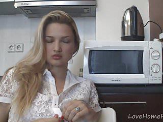 Amateur Blondine bereitet sich vor Webcam vor