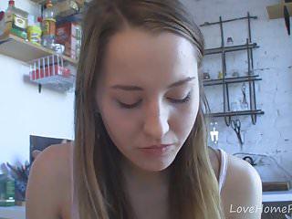 Sexy Teen Girl zeigt ihre schönen Brüste