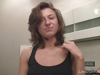 Geile Hausfrau fingert sich vor der Webcam