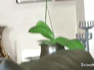 Heisse Milf lässt sich von einem Fremden ficken