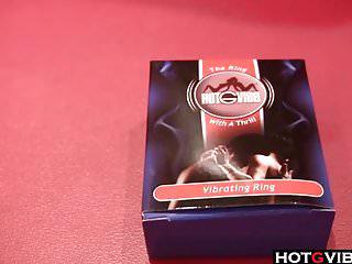 Dicke Blondine befingert sich auf der Couch