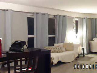 Briana zeigt ihre geile feuchte Möse