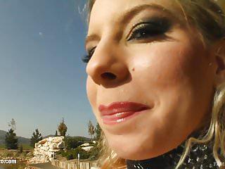 Bianca wird hart in den Arsch gefickt