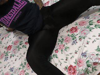 Indische Schönheit mit ihrem Yoga Trainer