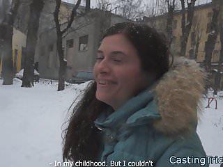 Hübsches Amateur Girl strippt vor der Kamera