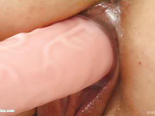 Schöne Brünette britney blü masturbiert mit einem vibrator