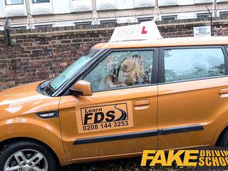 Lesbische Schülerin wird von einer heissen Lesbe verführt