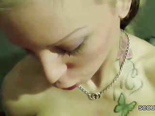 Alter Mann fickt die junge Hure in den Arsch