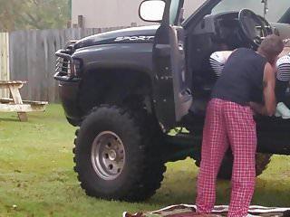 Rothaarige Amateure beim Sex in der Öffentlichkeit - 4x4