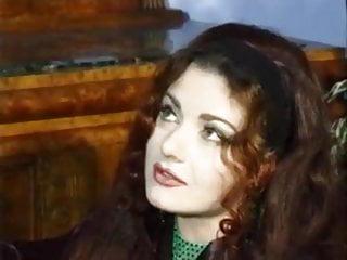 Behaarte Italienerin wird von Priester in den Arsch gefickt