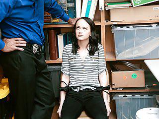 Zierliches Teen wird fürs Klauen bestraft