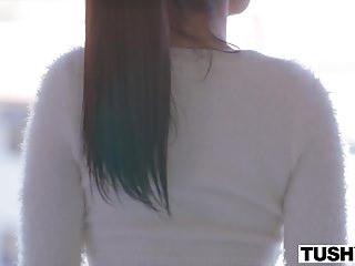 Sie nimmt den Schwanz tief in den Mund