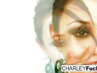 Charley Chase zieht sich aus und spreitzt ihre Beine
