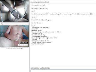 Sklavensau mit abgebundenen Titten vor der Kamera